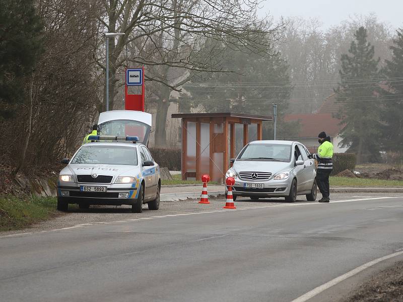 Policisté kontrolují automobily na hranici mladoboleslavského okresu.