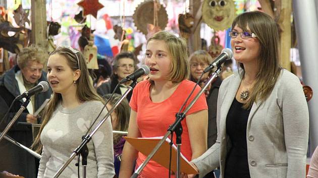 DĚTSKÝ sbor základní umělecké školy zpíval vánoční koledy s Boleslavským deníkem už v minulém roce.