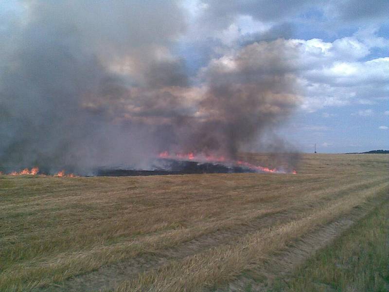 Takto to vypadalo pár minut poté, co jiskra zapálila pole.