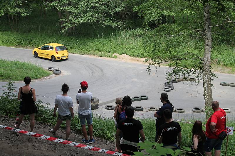 Příznivci silných motorů a kvílení  pneumatik v ostrých zatáčkách mířili v sobotu 26. května do areálu Motorlandu Vrchbělá.