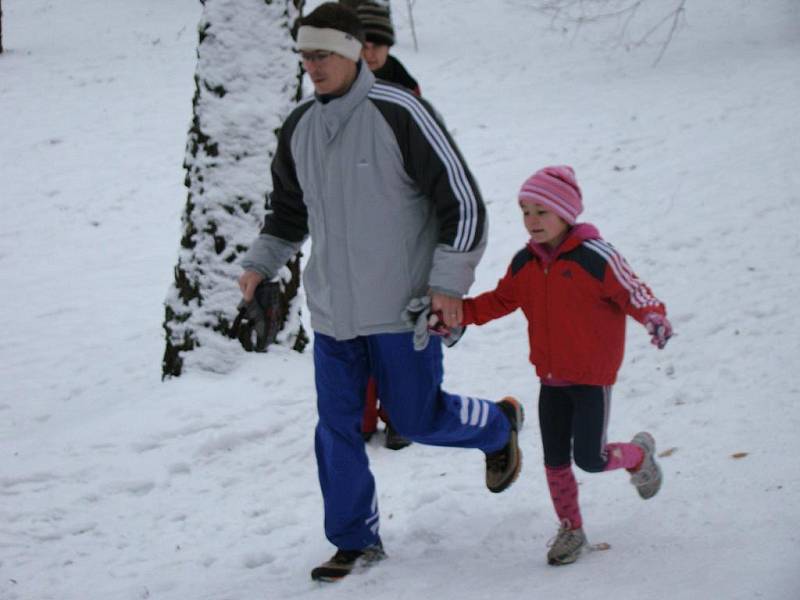 Silvestrovské dopoledne ve Štěpánce se neslo ve sportovním duchu. Běželi malí i velcí.