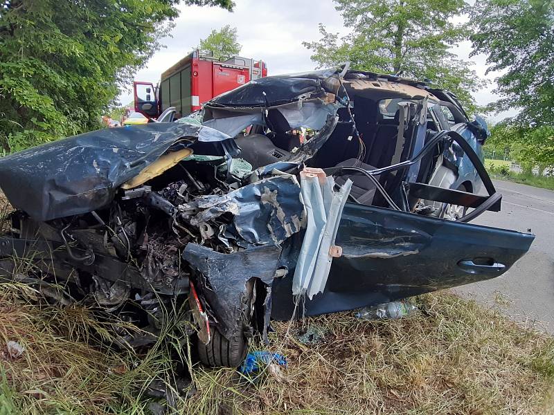 Šest lidí utrpělo zranění při čelním střetu příměstského kloubového autobusu a osobního auta, k němuž došlo v úterý na staré mladoboleslavské silnici II/610.