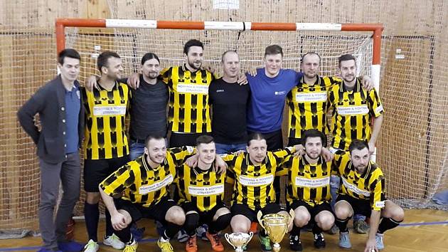 Futsalisté FC Mnichovo Hradiště se mohli s pohárem pro vítěze okresní futsalové soutěže vyfotit podeváté.