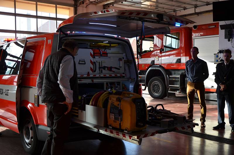 Profesionální hasiči ve Staré Boleslavi převzali nové zásahové vozidlo.
