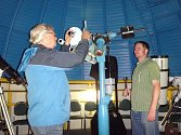 První vedoucí boleslavské hvězdárny Josef Zahrádka a jeho nástupce Pavel Brom chystají původní dalekohled MB hvězdárny (1995) na demontáž po jeho posledním pozorování