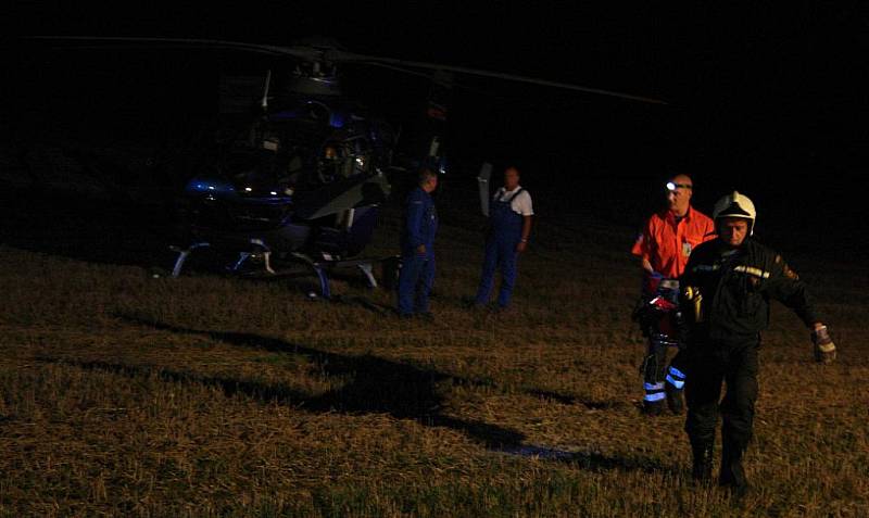 Na místě nehody přistával i policejní vrtulník, aby transportoval zraněnou ženu.