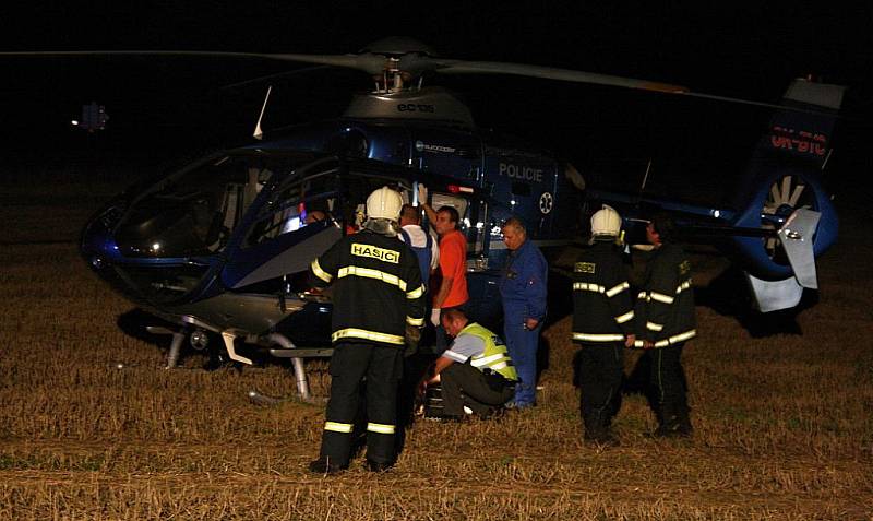 Na místě nehody přistával i policejní vrtulník, aby transportoval zraněnou ženu.