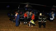 Na místě nehody přistával i policejní vrtulník, aby transportoval zraněnou ženu.