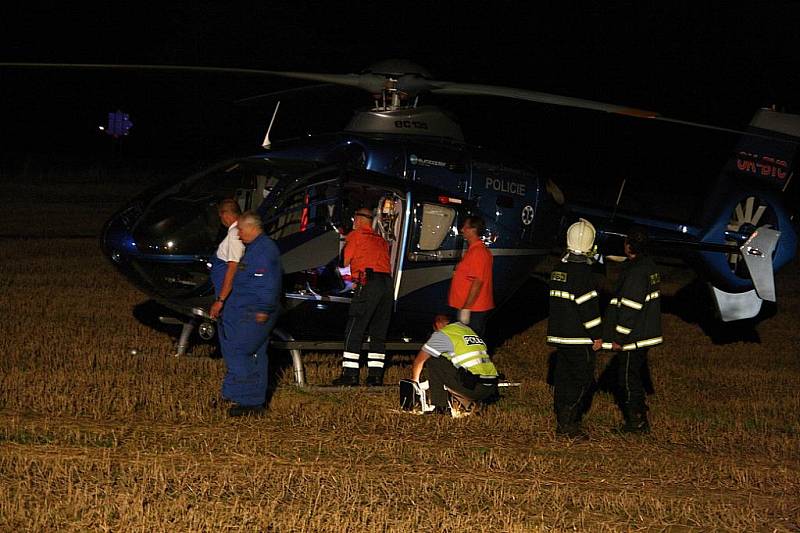 Na místě nehody přistával i policejní vrtulník, aby transportoval zraněnou ženu.