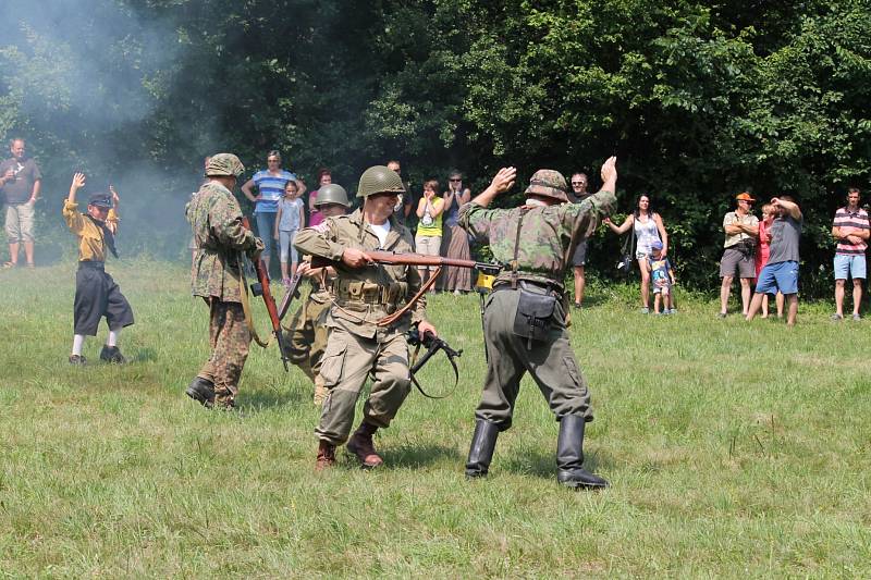 SPVH Sever 2013 připravil pro obyvatele Žerčic bojovou ukázku.