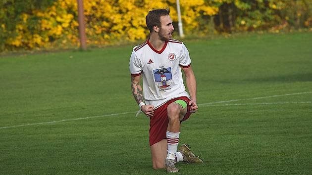 Michal Pažout slaví jeden ze svých gólů v dresu Dolního Bousova.