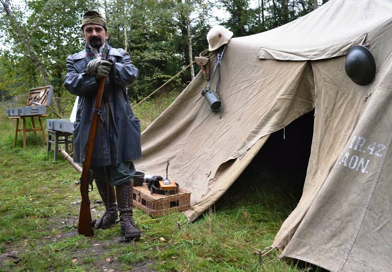 V okolí bývalého muničního skladu na Kozím hřbetu vyrostly tábory dobových armád.