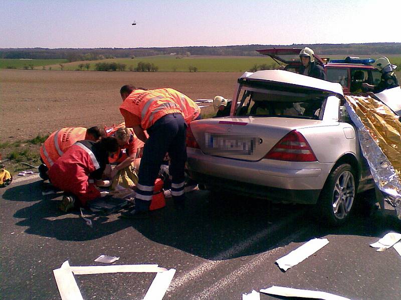 Záchranáři se snaží pomoci řidiči mercedesu, kterého z vraku vyprostili mladoboleslavští hasiči. 