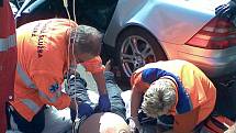 Záchranáři se snaží pomoci řidiči mercedesu, kterého z vraku vyprostili mladoboleslavští hasiči. 