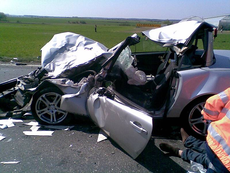 Záchranáři se snaží pomoci řidiči mercedesu, kterého z vraku vyprostili mladoboleslavští hasiči. 