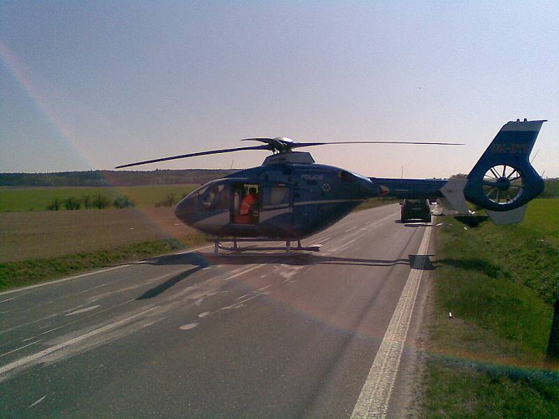 Řidiče mercedesu transportoval do nemocnice vrtulník. 