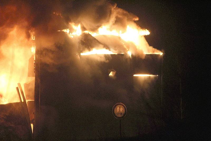 Naproti hlavnímu nádraží v Mladé Boleslavi hořely firemní haly.