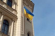 Žlutomodrá vlajka byla vyvěšena na radniční budovu ve středu.