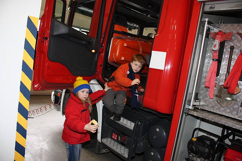 Oslavy 140. výročí založení Sboru dobrovolných hasičů v Mladé Boleslavi si nenechaly ujít stovky lidí. K vidění byla požární technika, ukázky zásahu atd.