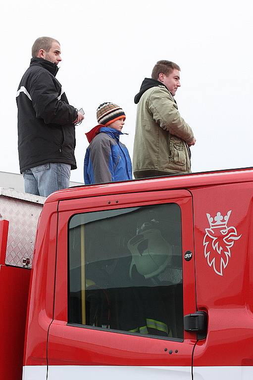 Oslavy 140. výročí založení Sboru dobrovolných hasičů v Mladé Boleslavi si nenechaly ujít stovky lidí. K vidění byla požární technika, ukázky zásahu atd.