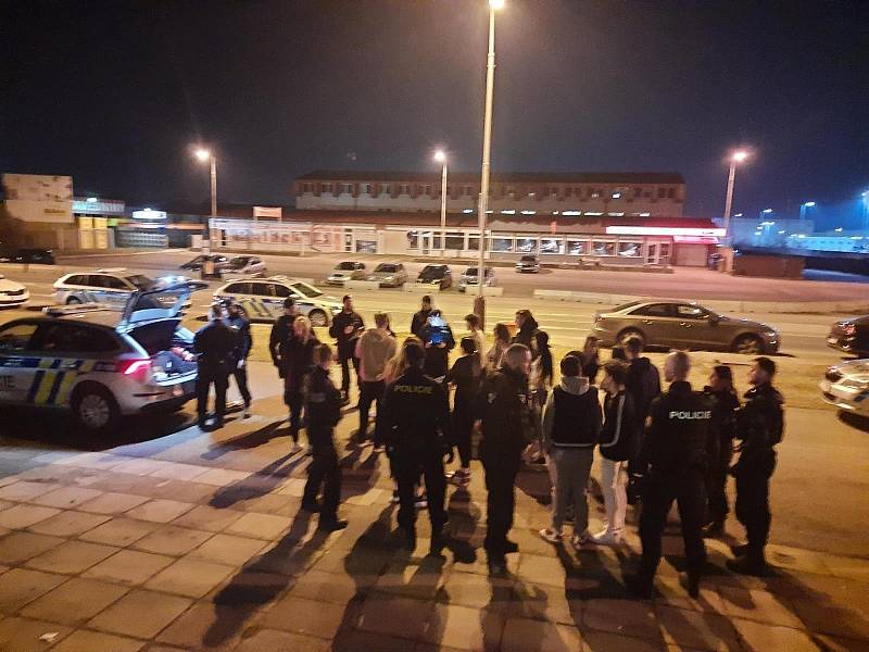 Policisté kontrolovali v Mladé Boleslavi nalévání alkoholu nezletilým.
