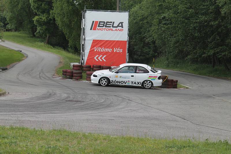 Příznivci silných motorů a kvílení  pneumatik v ostrých zatáčkách mířili v sobotu 26. května do areálu Motorlandu Vrchbělá.