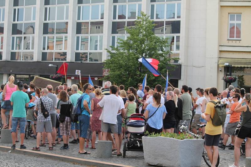 V úterý 11. června se na Staroměstském náměstí sešlo, podle slov organizátorů, na pět set lidí, kteří přišli vyslovit svůj odpor premiérovi České republiky Andrei Babišovi a prezidentovi Miloši Zemanovi.