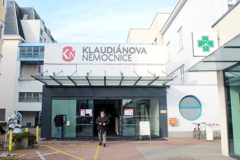 Hlavní vchod do Klaudiánovy nemocnice v Mladé Boleslavi.