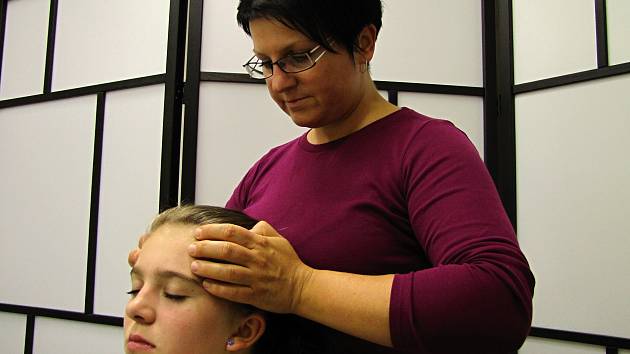 Markéta Šímová provádí indickou masáž
