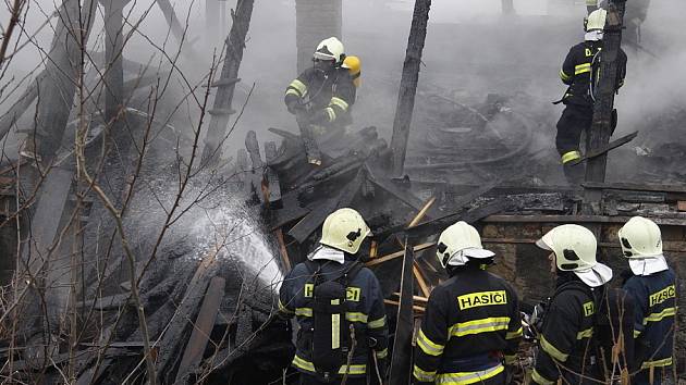 Požár zlikvidoval půdu a střechu domu v Ptácké ulici