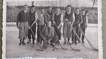 Hokejové zápasy pořádali mladí v roce 1936 na Doleckém rybníku
