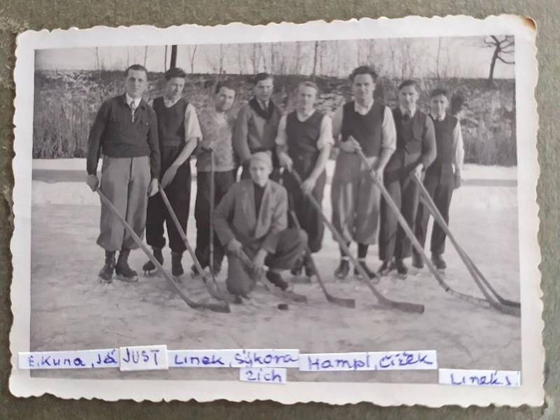 Hokejové zápasy pořádali mladí v roce 1936 na Doleckém rybníku