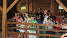 Děti z divadelního tábora navštívili ranč na Blatech.