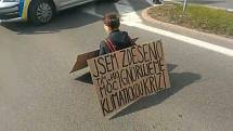 Aktivistka opět blokovala dopravu v Mladé Boleslavi. Tentokrát se přilepila k silnici.