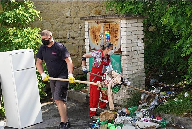 Likvidace nepořádku v Pezinské ulici