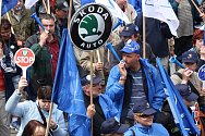 Stovky zaměstnanců Škody Auto z Mladé Boleslavi, Kvasin a Vrchlabí se zúčastnily sobotní euro demonstrace v Praze proti dopadům finanční krize a jejímu zneužívání v neprospěch zaměstnanců.