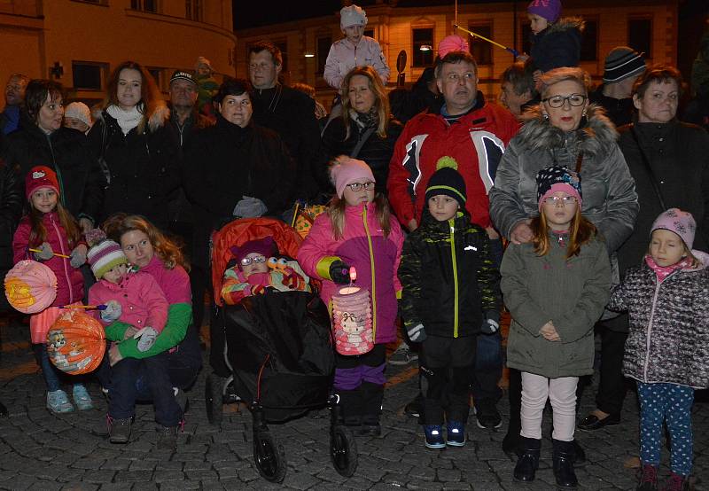 Sobota patřila v Mnichově Hradišti Restaurant Day, setkání milovníků dobrého jídla. Ti se sešli v sále klubu Posilovna u místního fotbalového stadionu. Desítky zájemců ochutnaly dobroty připravené místními. Večer pak dorazil na náměstí v průvodu svatý Mar