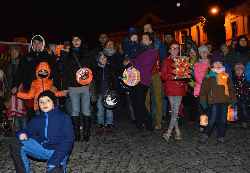 Sobota patřila v Mnichově Hradišti Restaurant Day, setkání milovníků dobrého jídla. Ti se sešli v sále klubu Posilovna u místního fotbalového stadionu. Desítky zájemců ochutnaly dobroty připravené místními. Večer pak dorazil na náměstí v průvodu svatý Mar