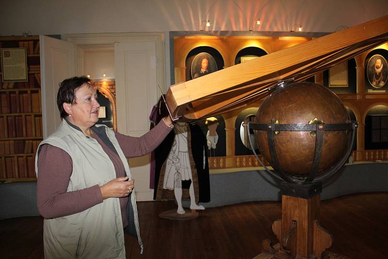 Slavnostní vernisáž, která se konala v sobotu 16. září v Muzeu Benátky nad Jizerou, zahájila unikátní výstavu světoznámého výtvarníka Kamila Lhotáka.