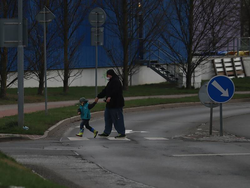 Nejen kvůli rozvolnění. Lidé respirátory odkládají už týdny.