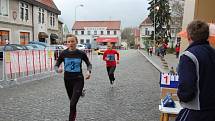 Půlmaratonský běh v Bakově. Nejprve na několik set metrů dlouhou trať na náměstí vyrazili mladí sportovci.