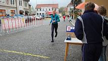 Půlmaratonský běh v Bakově. Nejprve na několik set metrů dlouhou trať na náměstí vyrazili mladí sportovci.