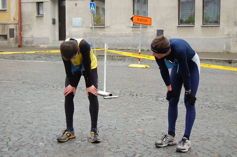 Půlmaratonský běh v Bakově. Nejprve na několik set metrů dlouhou trať na náměstí vyrazili mladí sportovci.