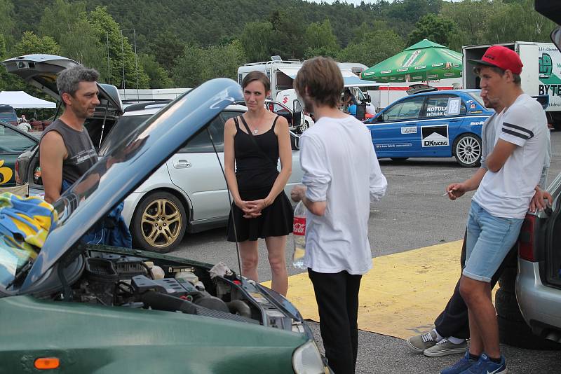 Příznivci silných motorů a kvílení  pneumatik v ostrých zatáčkách mířili v sobotu 26. května do areálu Motorlandu Vrchbělá.