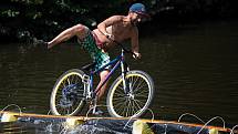 Odvážní jezdci, kteří se na kole vydali přes Jizeru na úzké lávce na plovoucích pontonech, bavili svými pády obecenstvo.
