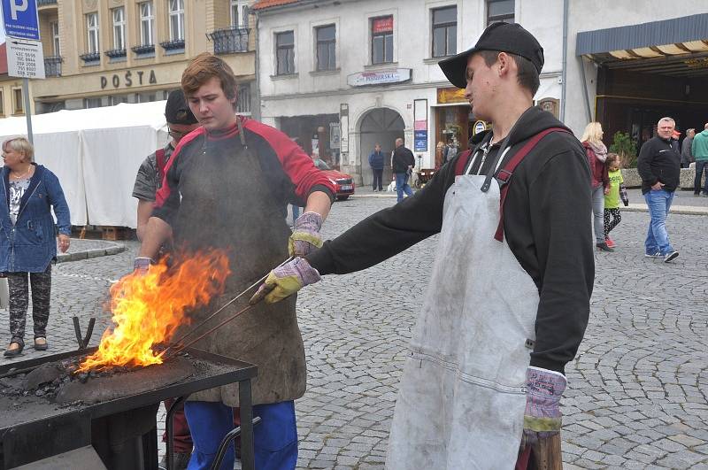 Sousedské slavnosti se v Mnichově Hradišti v sobotu vyvedly. Mnoho lidí, mnoho stánků, mnoho zábavy. A také tolik očekávaná výstavka vozů značky Liaz.