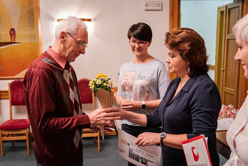 V obřadní síni mladoboleslavského magistrátu ocenili zástupci města a nemocnice dobrovolníky v sociální a zdravotnické oblasti.