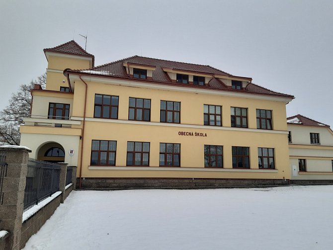 Budova bývalé školy v Ledcích.