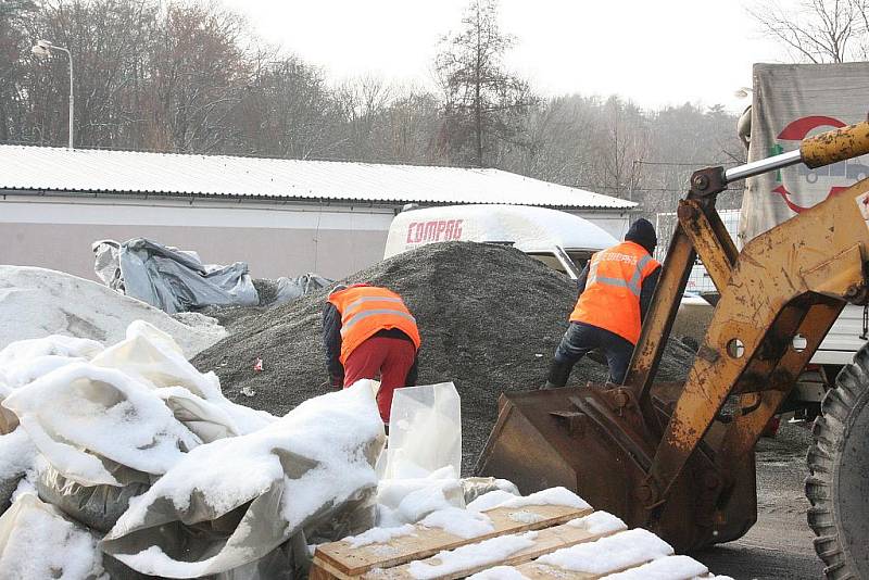 Zásoby posypového materiálu.