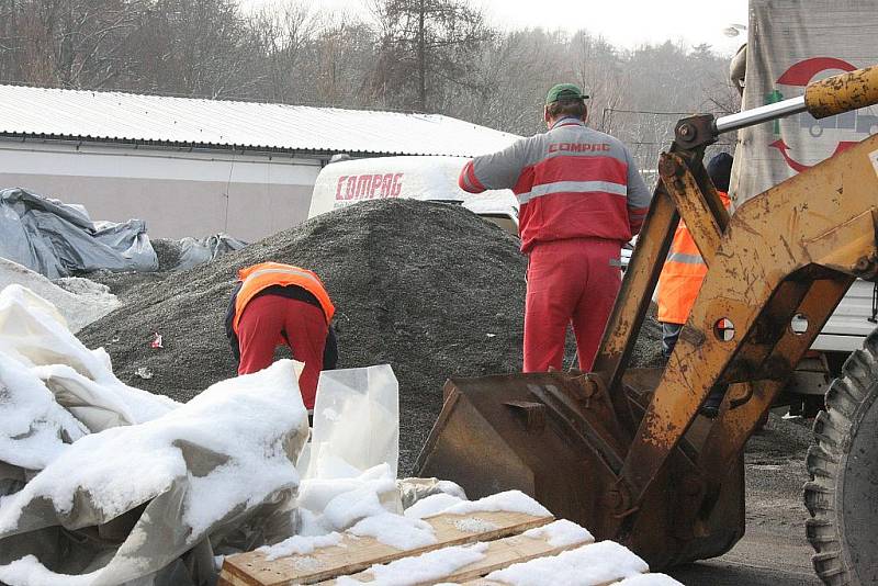 Zásoby posypového materiálu.